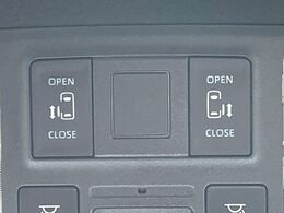 【両側スライドドア】駐車場で隣の車との間隔が狭く乗りにくい時、スライドドアなら安心！ドアオープン時も幅を取らず、開口部が広いので乗り降りがとっても簡単です。大きな荷物の出し入れも後席から可能♪