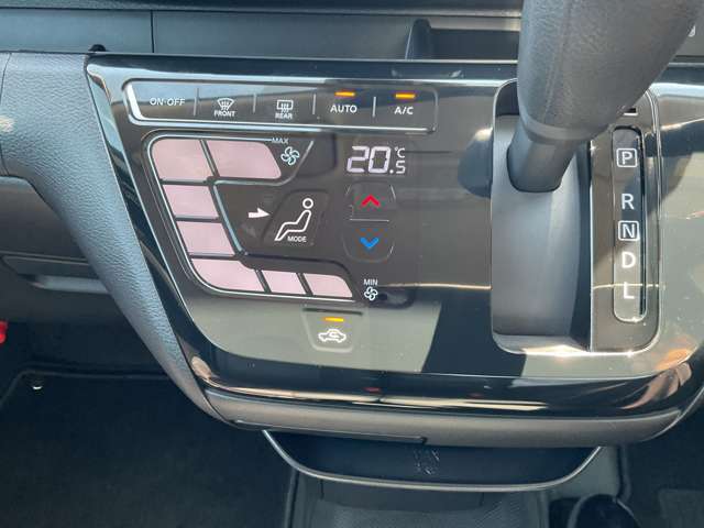 タブレット端末のようなタッチパネル式のオートエアコン採用。凹凸のない滑らかな表面で操作感を高めています。
