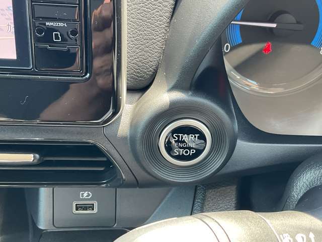 インテリジェントキーのプッシュスタートスイッチです。エンジンの始動はブレーキペダルを踏みながらこのスイッチを押すだけで始動できます