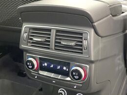 ●前席中列シートヒーター：高級感あふれるレザーシートに、前席・後席にシートヒーターを搭載しております。