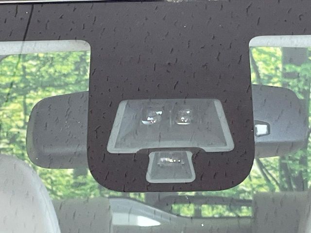 【エマージェンシーブレーキ】走行中に前方の車両等を認識し、衝突しそうな時は警報とブレーキで衝突回避と被害軽減をアシスト。より安全にドライブをお楽しみいただけます。