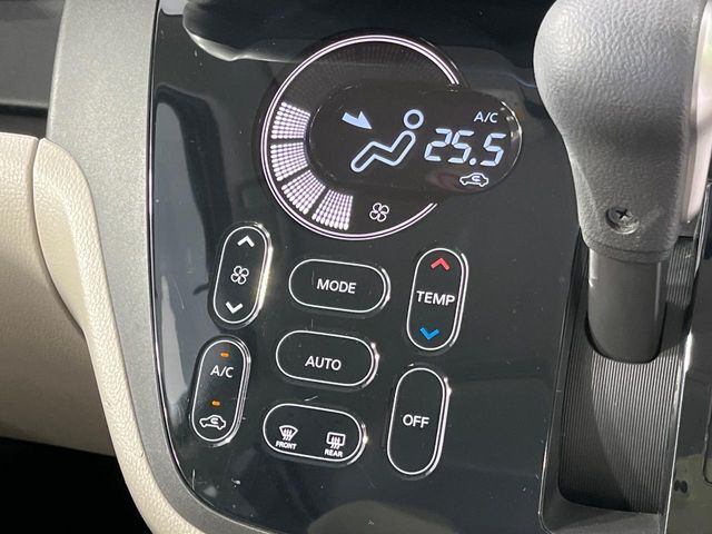 【オートエアコン】一度お好みの温度に設定すれば、車内の温度を検知し風量や温度を自動で調整。暑い…寒い…と何度もスイッチ操作をする必要はありません。快適な車内空間には必須の機能ですね♪