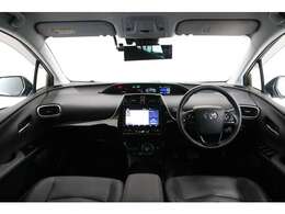 内装カラーは人気の黒系です。内装各部のパーツが使いやすい配置です。高級感満載の乗り心地が良い装備になっております！