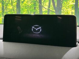 【10.25インチマツダコネクト】車内の雰囲気にマッチした大型ディスプレイ。スマホ接続でのナビ使用やBluetooth再生等、様々な機能が楽しめます。直感的なダイヤル操作が可能で、使い勝手も良好です。