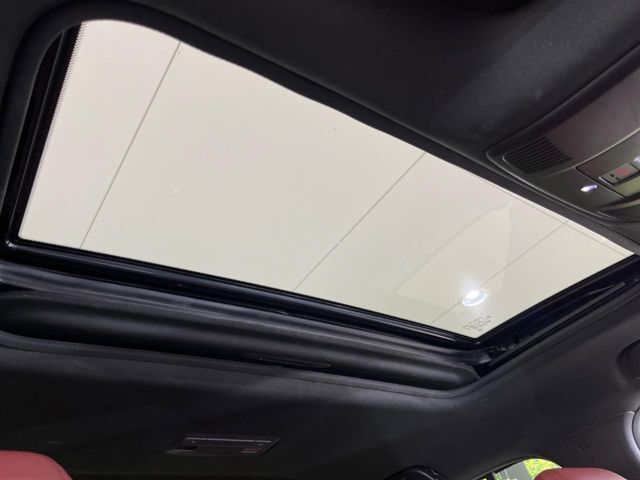 【サンルーフ】開放感たっぷりの希少装備、サンルーフが装着されています！車内に明かりを取り入れたり景色を楽しむ以外にも、車内の空気も簡単に換気できて快適です！