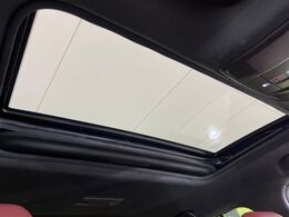 【サンルーフ】開放感たっぷりの希少装備、サンルーフが装着されています！車内に明かりを取り入れたり景色を楽しむ以外にも、車内の空気も簡単に換気できて快適です！