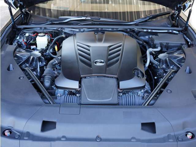 軽量かつ高剛性なチタン製の吸排気バルブや鍛造クランクシャフトが採用された、「LC500」の5リッターV8エンジンは出力477ps、トルク540Nmを発揮します。