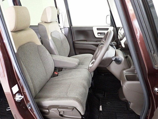 フロントシートはベンチシートです、運転席と助手席の移動が簡単です。真ん中にはアームレストも装備されています！ また運転席シートの高さも調整できます。