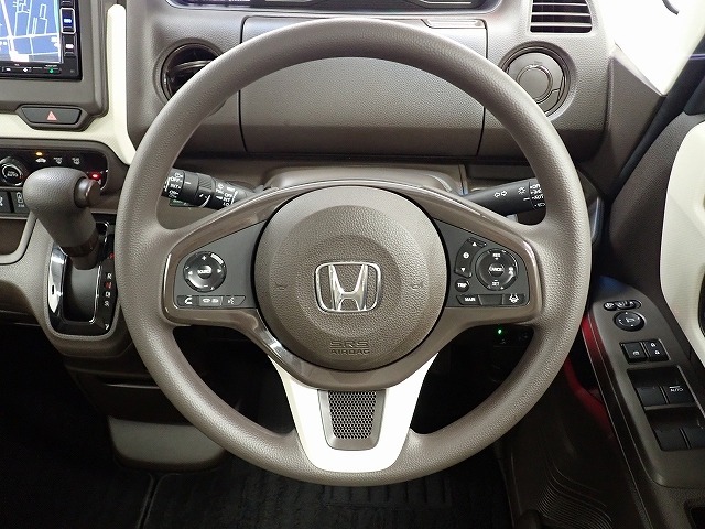 ハンドル左側にはオーディオ操作が出来るオーディオリモートコントロールスイッチ、右側にはHonda SENSINGとオートクルーズコントロールのスイッチを装備！