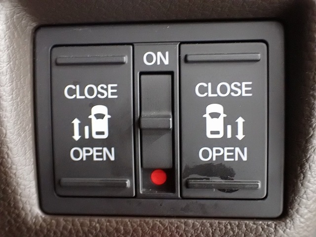 運転席からもスライドドアをボタン操作でスピーディーに開閉できます！またスマートキーでも操作できるので便利です。