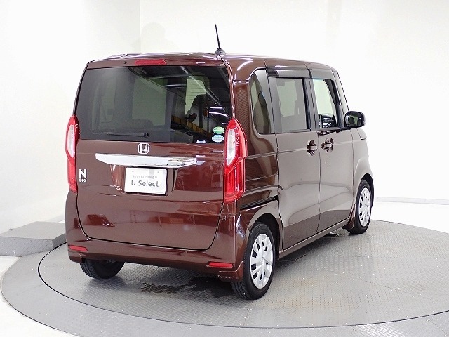 プライバシーガラスが装備されています。外を見るときには気にならずに、後方車両からは車内が見えにくい設計です、周りを気にせず、快適に運転できますよ。