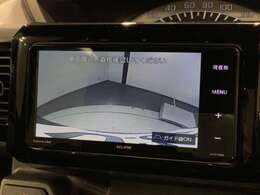 リバースギアに入れるだけで後方の表示へ切り替わります。夜間や雨の日の駐車も楽になりますよ。