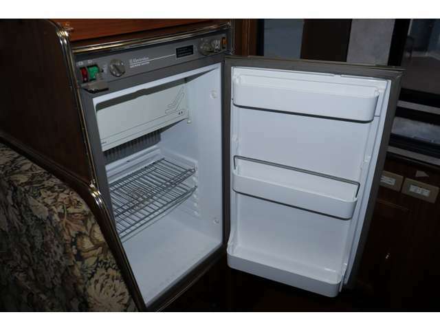 冷凍冷蔵庫付き！いつでも冷たい飲み物をお飲み頂けます！3WAYのサブバッテリーより電源供給しております！
