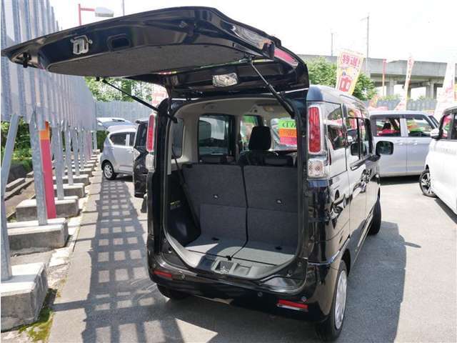 大きく開くバックドア！荷物の出し入れも楽々です