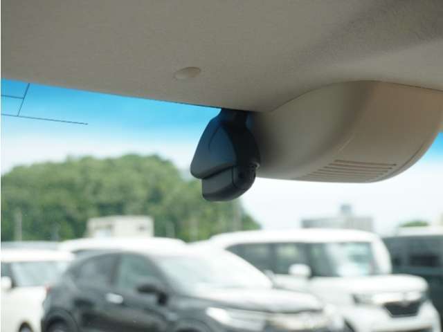 ◆ドライブレコーダー◆映像・音声などを記録する自動車用の装置です。　もしもの事故の際の記録はもちろん、旅行の際の思い出としてドライブの映像を楽しむことができます。