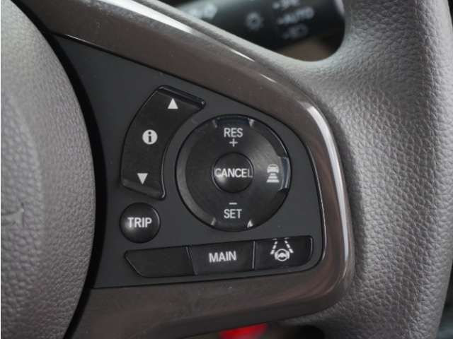 【アダプティブクルーズコントロール】予め設定した車速内でクルマが自動的に加減速。前走車との適切な車間距離を維持しながら追従走行します。【LKAS】車線維持支援システムでステアリング操作を支援。