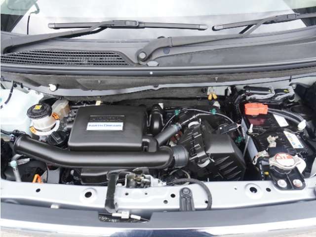 エンジンは車の心臓部分です。このエンジンルームが汚いとトラブルの基になります。当店は専用の液剤を使って徹底的に綺麗にします。