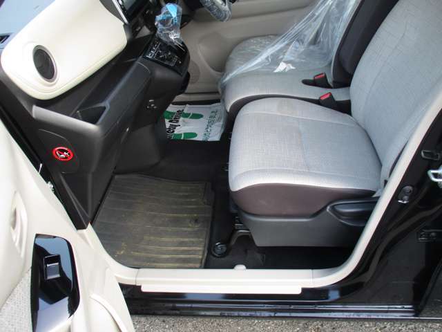 シートももちろんクリーニング済み！カーペットクリーナーと専用の洗剤を使って綺麗にしますので臭いもしっかりと除去！