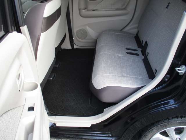 もちろんフロアマットも保護！屋内展示場なのでクルマが納車前に汚れてしまう心配は少ないですが、足元の部分はどうしても汚れやすいのでこうしてカバーをかけさせていただいております。