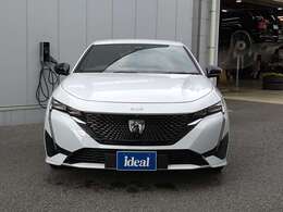 常時90台在庫の輸入車専門大型展示場。展示場に無いお車も全国より、お探しします。