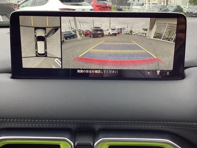 狭い場所での駐車や、すれ違いなどでより的確な運転操作に役立つ、360°ビューモニターが装備されています。