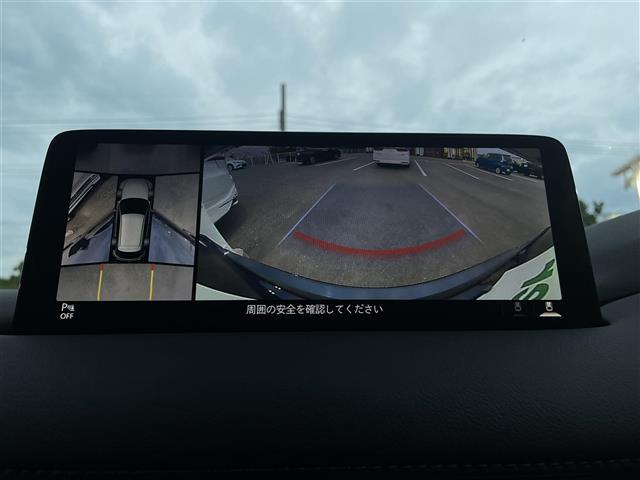 【アラウンドビューモニター＆バックモニター】車両の全方位と後方のカメラ映像を映し出すので車内の状況や悪天候などに影響されずいつでもクリアな視界が得られます。