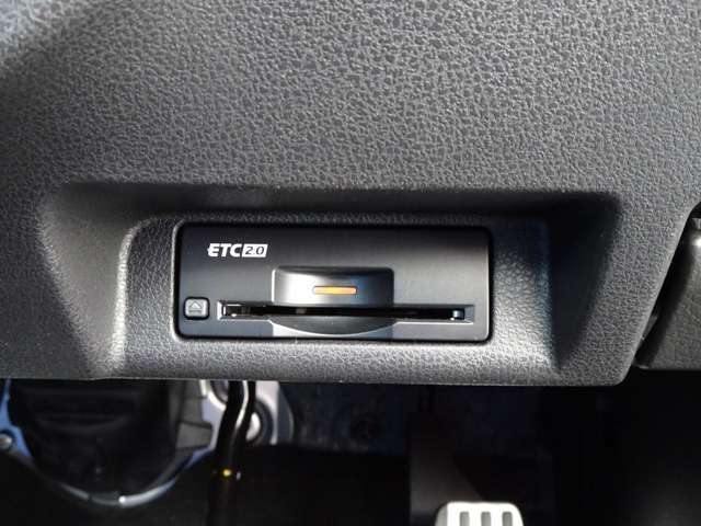 純正ETC2.0付　料金所もスムーズに通れ、割引料金の適用もあります。ビルトインできれいに収まっており、見た目もスマートです。