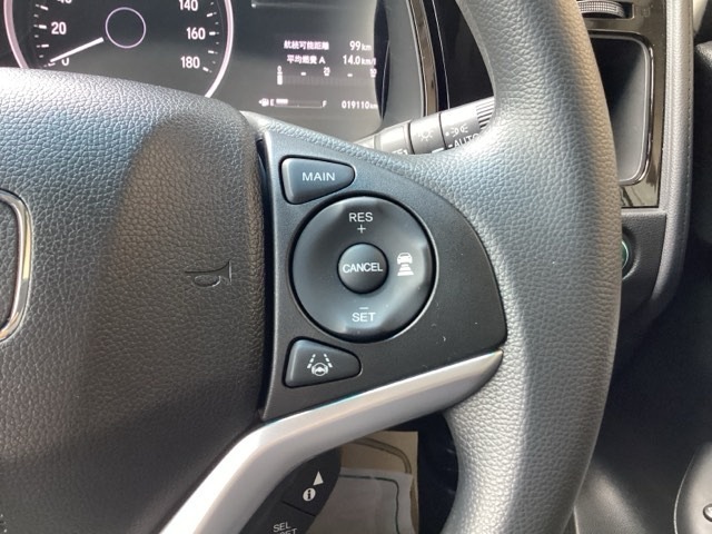 Hondaセンシングの機能のひとつ、アダプティブクルーズコントロール付！アクセルから足を離しても設定したスピードと前車との車間を保ち走行してくれます！車線維持もアシスト☆高速道路で疲労軽減ですね☆