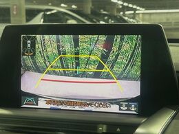 【バックカメラ】駐車時に後方がリアルタイム映像で確認できます。大型商業施設や立体駐車場での駐車時や、夜間のバック時に大活躍！運転スキルに関わらず、今や必須となった装備のひとつです！