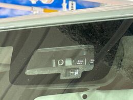 【スズキ　セーフティサポート】走行中に前方の車両等を認識し、衝突しそうな時は警報とブレーキで衝突回避と被害軽減をアシスト。より安全にドライブをお楽しみいただけます。