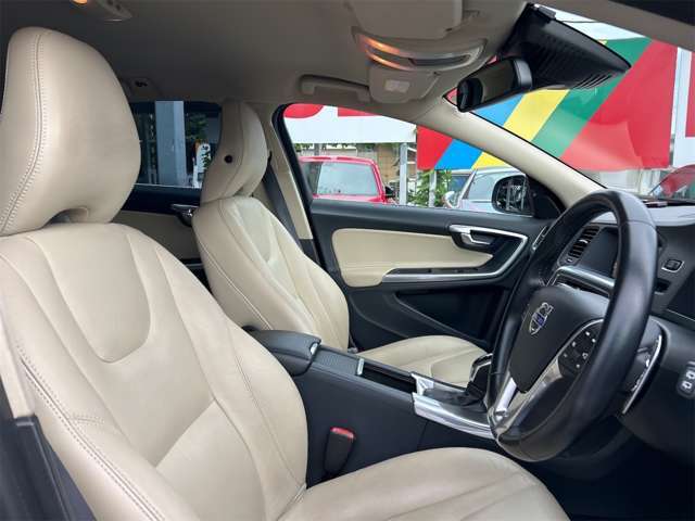 運転席、助手席ともパワーシート装備です。もちろんシートヒーターも装備済みです。