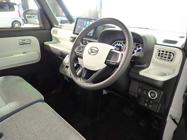 ◆三重県最大級の大型屋内中古車センター♪ヴァーサス鈴鹿店です♪オールジャンルの展示車が盛り沢山です♪在庫の無い車両のオーダーも受け付けます♪電話→059-384-5050までお問合せ下さい◆