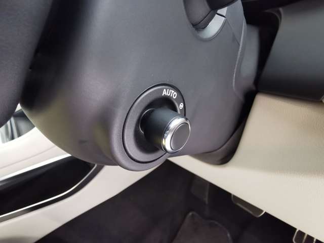 【電動テレスコピック】ステアリングを電動で操作できオート機能がついているのでメモリー付きパワーシートと連動するようになっております。