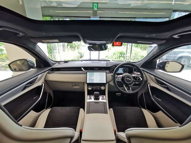 JAGUARならではの高級感と水平性を意識したデザインになっており、無駄のないラグジュアリーな作りを実現したインテリアとなっております。