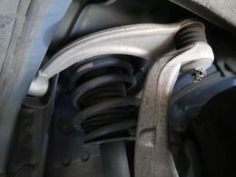 RS-R製ローダウンサス。車高も下がってよりスポーティーな見た目となっております。