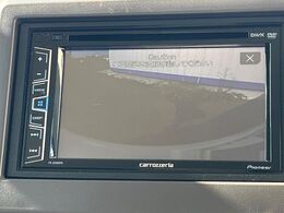 【バックカメラ】駐車時に後方がリアルタイム映像で確認できます。大型商業施設や立体駐車場での駐車時や、夜間のバック時に大活躍！運転スキルに関わらず、今や必須となった装備のひとつです！