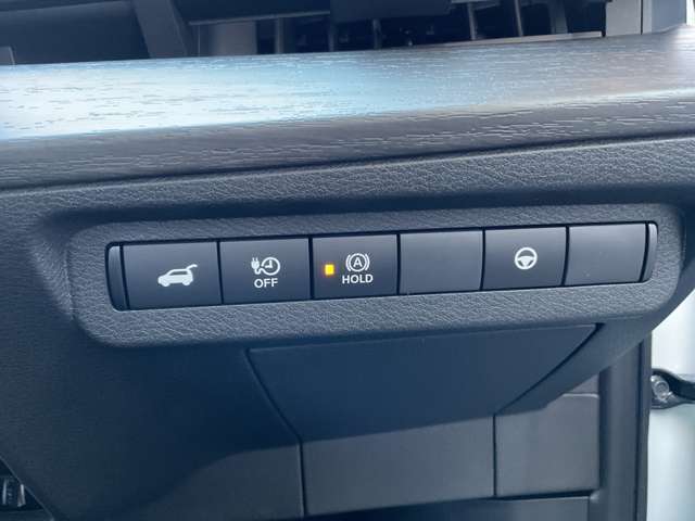 オートブレーキホールド機能は、運転者のブレーキ操作によって停車した際に、自動的にブレーキ力を保持する機能です。