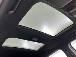 【　サンルーフ　】解放感溢れるサンルーフ♪車内には爽やかな風や太陽の穏やかな光が差し込みます♪