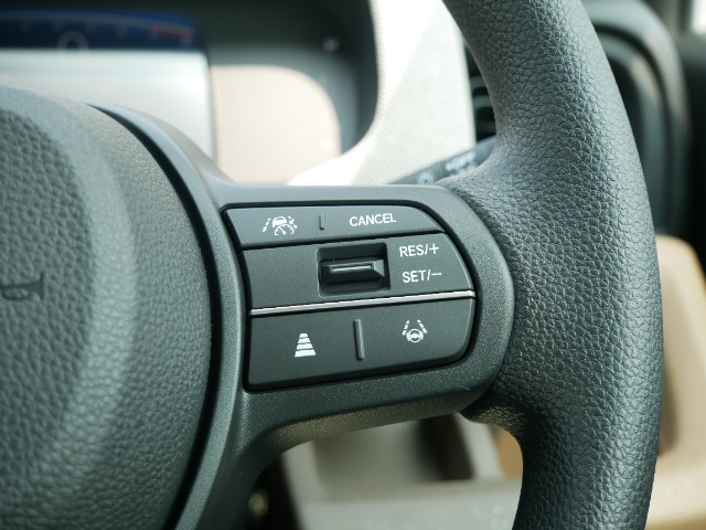 【ACC〈アダプティブ・クルーズ・コントロール〉】予め設定した車速内でクルマが自動的に加減速。前走車との適切な車間距離を維持しながら追従走行しドライバーの運転負荷を軽減します。