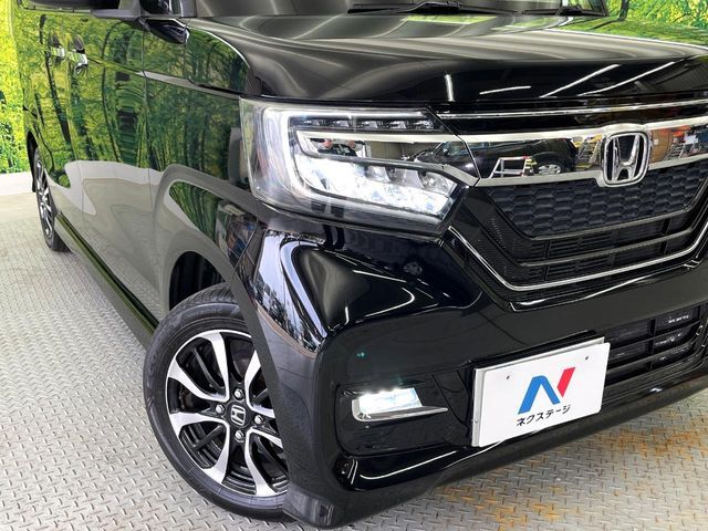 【LEDヘッドライト】悪天候や夜間走行時も良好な視界を確保し安心して運転できる高輝度LEDヘッドライトを装備！点灯速度が早く、消費電力も抑えられています。