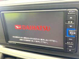 【純正ナビ】人気の純正ナビを装備しております。ナビの使いやすさはもちろん、オーディオ機能も充実！キャンプや旅行はもちろん、通勤や買い物など普段のドライブも楽しくなるはず♪