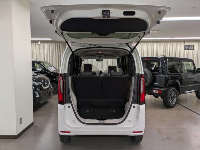 支払総額は、『店頭納車に関わる際の全ての費用』です。県外（市外・遠い地域の方）のお客様には、県外登録費用、陸送費など別途費用がかかりますのでお気軽にお問い合わせ下さい。