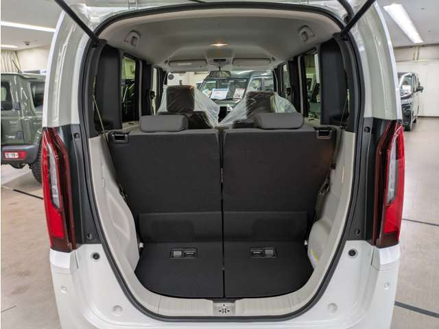 支払総額は、『店頭納車に関わる際の全ての費用』です。県外（市外・遠い地域の方）のお客様には、県外登録費用、陸送費など別途費用がかかりますのでお気軽にお問い合わせ下さい。