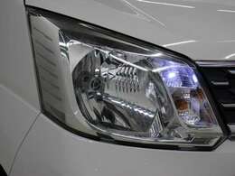 消費電力の少ない社外品のLEDヘッドランプを採用。豊かな光質と、自然光に近い光質で、夜間のドライブの安全をサポートします。