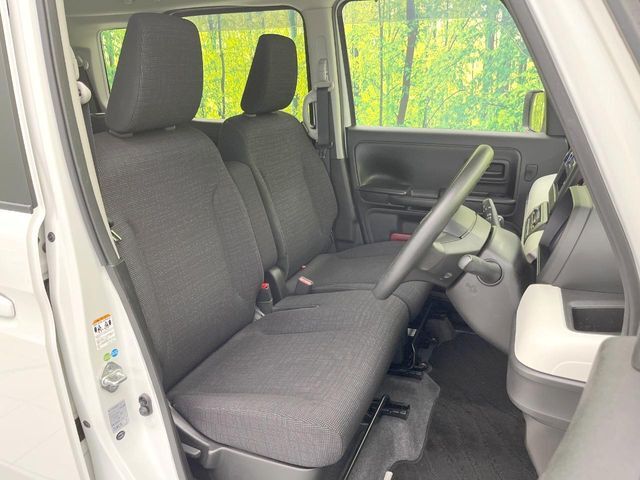 運転席まわりには十分なスペースがあり、大柄な方でもゆったり運転していただける環境です。