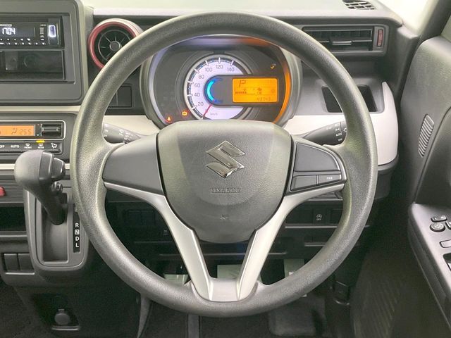 インテリアに合わせたデザインのステアリングは、運転される方のことも考え、運転しやすい形状、大きさです。是非一度、実際に触ってお確かめください。