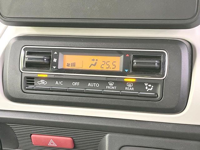 【オートエアコン】一度お好みの温度に設定すれば、車内の温度を検知し風量や温度を自動で調整。暑い…寒い…と何度もスイッチ操作をする必要はありません。快適な車内空間には必須の機能ですね♪