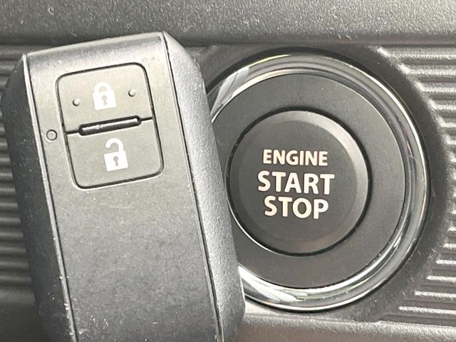 【キーレススタートシステム】カバンやポケットに入れたままでもドアの施錠・解錠が可能なスマートキーを装備。エンジンのオン・オフ時もカギを取り出す必要が無いからとっても便利です♪