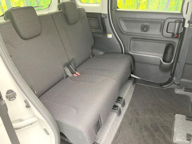 広々とした2列目シートは居住性が高く、居心地も快適！友達や家族とのお出かけにぴったりです。ベビーシートやチャイルドシート使用時も快適にお過ごしいただける十分な空間を確保しています。