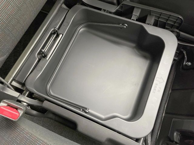【シートアンダーボックス】シートの下に大容量の収納スペースが備わっており、靴や洗車グッズなど、外から見られたくないものをすっきり収納できて便利！